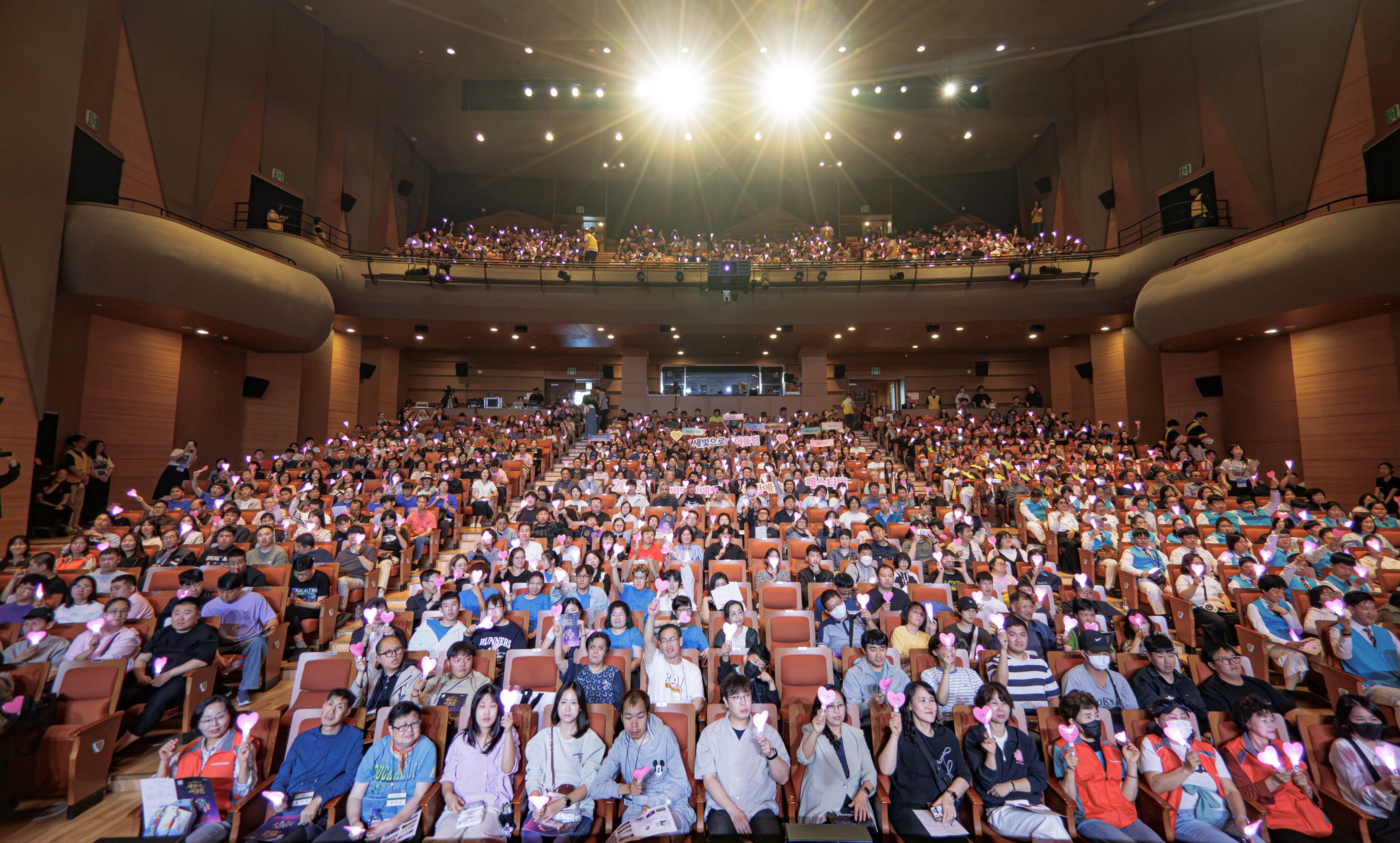 무대와 작품, 따뜻한 나눔이 함께한 수원시 제4회 발달장애인 문화예술페스티벌 ‘새빛으로 어울림’