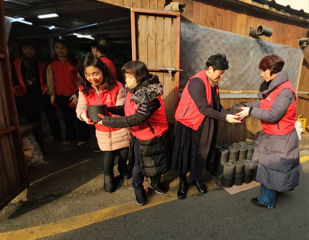 [자원봉사 기자단] 어울림봉사회, 나눔의집에 연탄 1,000장 기부